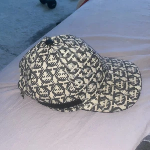 Ferrregamo keps - Säljer min ferregamo keps eftersom jag inte gillar den den är använd fåtal gånger och pris kan diskuteras vid snabb affär👍🏼