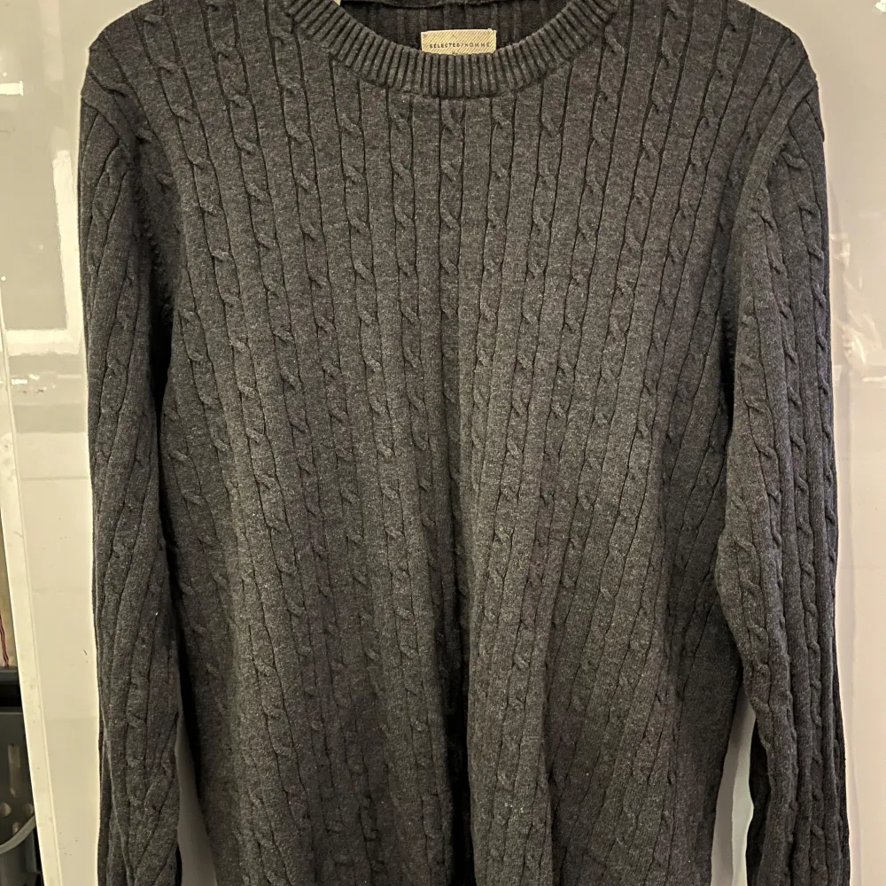 Säljer en snygg grå stickad tröja från Selected Homme. Perfekt för kyliga dagar med sin mjuka och varma känsla. Tröjan har långa ärmar och en klassisk rund halsringning. Passar både till vardags och lite finare tillfällen. Ett måste i garderoben! 🧶skick 9/10. Neuletakit & Villapaidat.