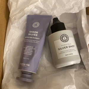 Maria Nila Sheer Silver Booster Masque och Silver Shot - Säljer ett set med Maria Nila Sheer Silver Booster Masque och Silver Shot. Perfekt för att ge håret en kall, silvrig ton och motverka gula nyanser. Masquen är i en lila tub och Silver Shot i en vit flaska med svart kork. Båda produkterna är 60 ml och tillverkade i Sverige. Perfekt för färgat hår!