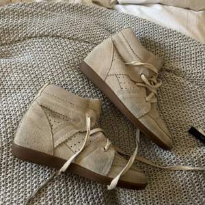 Säljer ett par snygga isabel marant beige sneakers i mocka med snörning! 