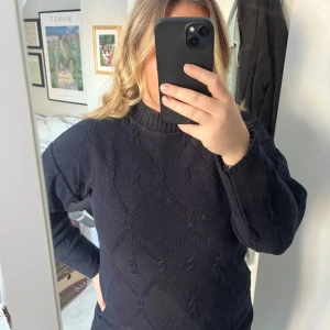 Marinblå stickad tröja från Nocetta/sweterek z dzianiny - Säljer en marinblå stickad tröja från Nacetta i storlek S. Tröjan har ett diskret mönster och ribbad krage. Perfekt för höst och vinter, både mysig och stilren. Passar till alla tillfällen! 🖤