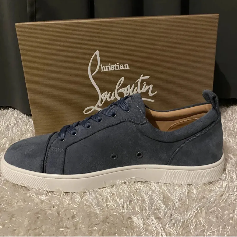 Säljer ett par snygga blå sneakers från Christian Louboutin i mocka. De har den ikoniska röda sulan och snörning framtill. Perfekta för både vardag och fest! Skorna är i mycket bra skick och allt og medföljer. Skor.