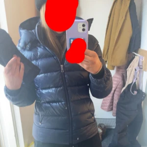Mörkblå Ralph Louren jacka - Köpt för 5700 Säljer en snygg mörkblå pufferjacka i mycket bra skick. Jackan har en dragkedja framtill och långa ärmar. Perfekt för höst och vinter, håller dig varm och stilren. Passar till både vardag och fest. Storleken är normal och den är superbekväm att ha på sig. Den har inga defekter jag märkt och jackan är äkta ❣️ märket är i samma färg som jackan. Dragkedjorna är sönder man går att fixa. 