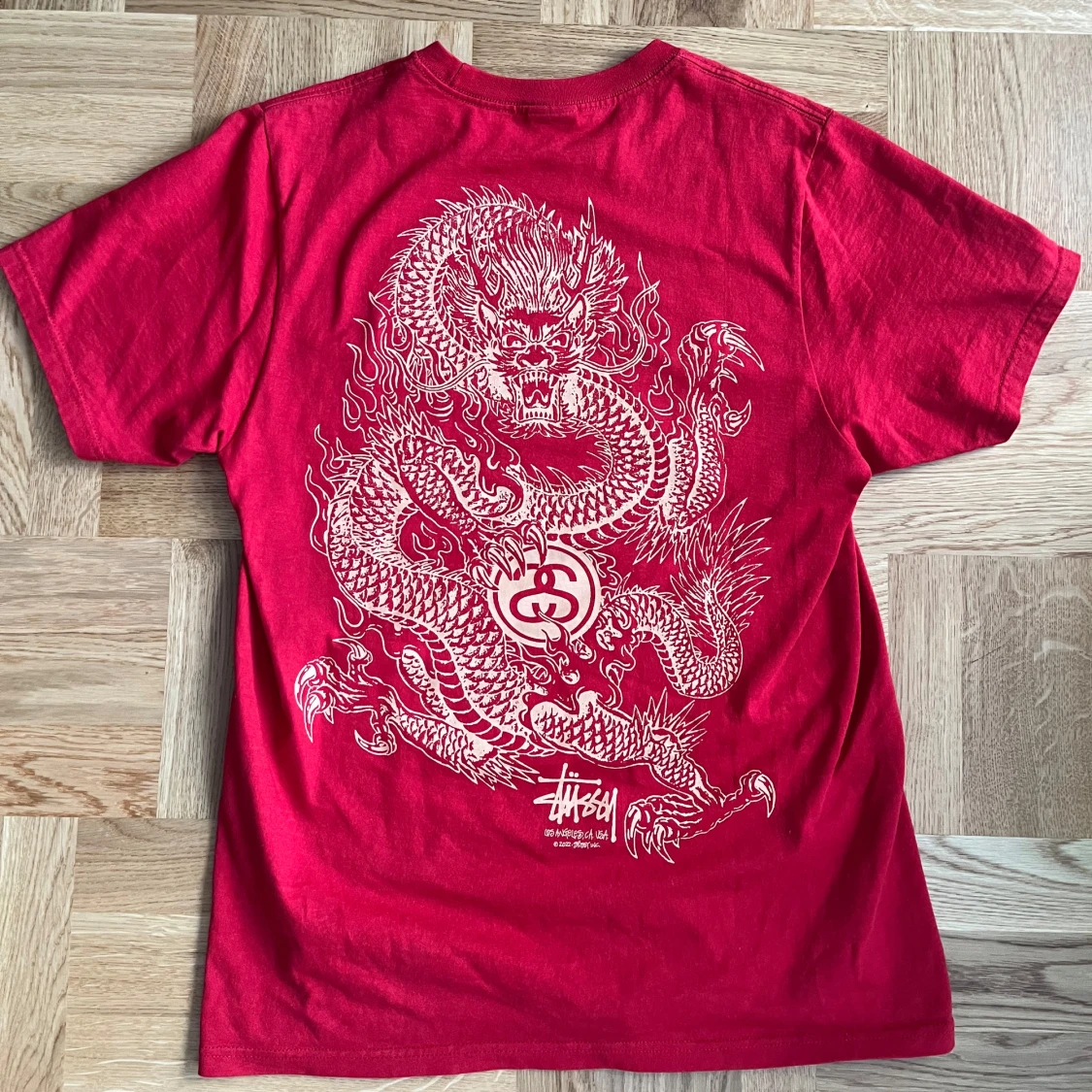 Röd Stüssy t-shirt med draktryck - 90