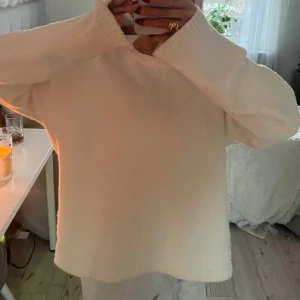 Vit stickad - lite nopprig men superfin!❣️