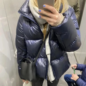 Mörkblå jacka Uniqlo - Säljer min mörkblå jacka från uniqlo. Bra skick. Skriv om du har frågor💕(lånad bild) nypris 1300kr🩷