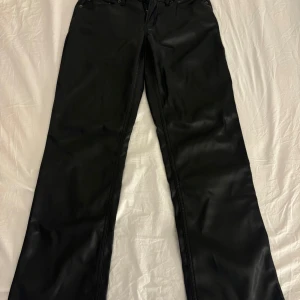 Svarta läder byxor - Snygga svarta läder byxor från Lager 157. De har en klassisk design med fyra fickor och knappstängning. Passar bra till både sneakers och klackar!