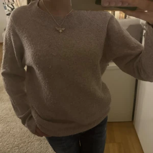 Stickad tröja - Mysig stickad l tröja från Vila! Perfekt för hösten. Färgen syns inte så bra på bilderna men den är lila/rosa. Jättefin men den har blivit lite nopprig💕💕Säljer för att den inte kommer till användning! 