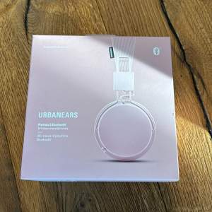 En oöppnad förpackining av bluetooth hörlurar från Urbanears. De har en fin rosa färg och passar en musikälskare perfekt. Vanligt pris är 300 kr.