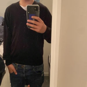 V ringad tröja  - En skit snygg v ringad tröja som är svart. Skit snygg nu för höst/vinter. Skick 9/10 och modellen är 163-164 och den passar ganska bra.