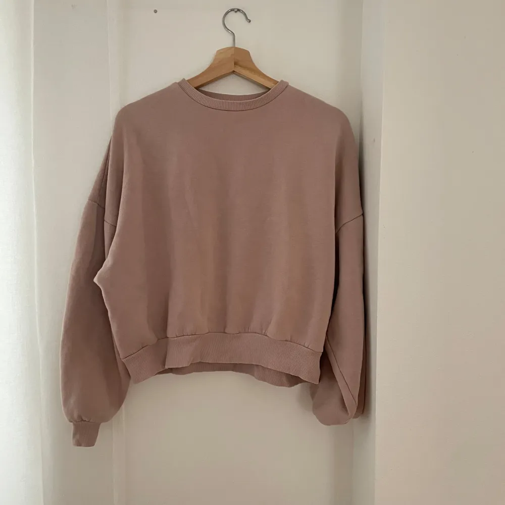 Säljer en supermysig rosa sweatshirt från ONLY i storlek XS. Den har en loose passform och är perfekt för både höst och vår. Tröjan är i mycket bra skick och har ribbade muddar vid ärmslut och nederkant. Perfekt för en avslappnad look! 🌟. Tröjor & Koftor.