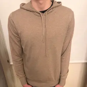 Massimo dutti beige kashmir hoodie.                          nyskick storlek m passar s Nyskick, längd o vikt 180cm 69kg.💯💯