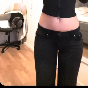 Svarta bootcut jeans - Säljer ett par snygga svarta bootcut jeans i mycket bra skick. De är lågmidjade och har en klassisk femficksdesign. Perfekta för både vardag och fest! 🖤