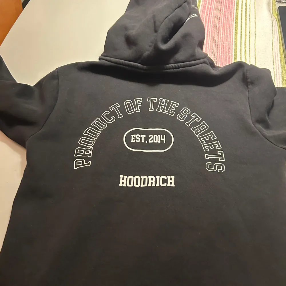 Säljer en svart röd phoenix hoodrich hoodie eftersom den blev för liten för mig. Väldigt bra skick och inga defekter. Det är bara en hoodie och ingen byxa.. Hoodies.