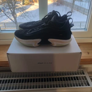 Jordan 36 - Jordan 36 basketskor. Väldigt bra skor, sköna och väldigt studsiga. Finns väldigt många bra reviews om dessa skor. Vid frågor är det bara att skriva