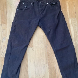 Bruna Dondups - Tjena! Säljer nu mina feta dondups pga av de e för små för mig. De är i storlek 32 men de e rätt kort i längden. Ingen tydlig tecken på användning förutom en fläck på baksidan. Se sista bilden, de kommer nog gå bort med vanish eller liknande. Priset kan såklart diskuteras med snabb affär👌. Hör av er om ni har några frågor eller vill ha mer bilder!👍