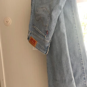 Bootcut jeans  - Skitsnygga Bootcut jeans från Levis i storlek 26. Använda 1 gång. 