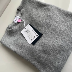 Grå stickad tröja från veromoda  - Säljer en supermysig grå stickad tröja från veromoda. Den är helt ny med lappen kvar, säljer pga att den var lite stor på mig så skulle säga att den passar en s-m eftersom jag i vanliga fall har xs