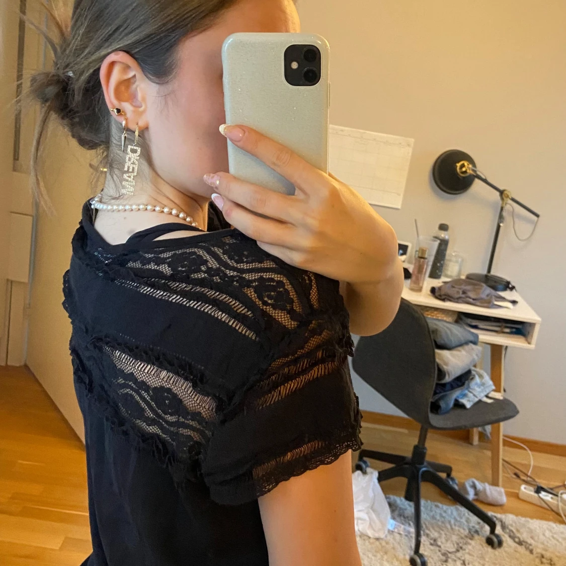 Svart topp med spetsdetaljer - 91