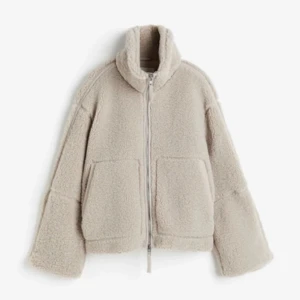 Beige teddyjacka med dragkedja från H&M - Säljer min supermysiga beigea teddyjacka med dragkedja framtill. Den har en avslappnad passform och stora fickor.  Passar storlek S och M (lite oversized). 