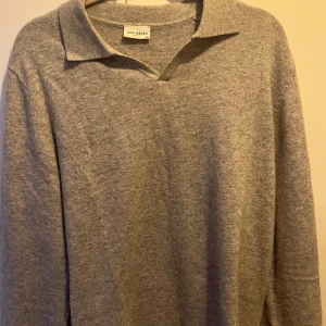 John Henric cashmere piké - Säljer en John Henric cashmere ull blend i storlek M, endast använd 2-3 gånger och är i toppskick. Passar storleken och frågor kan besvara i dem.😊nypris 1300