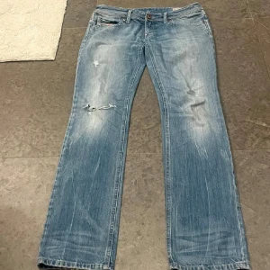Blå jeans från Diesel - Säljer ett par snygga blå jeans från Diesel i bra skick. Jättesnygga men passade tyvärr inte mig och jag säljer därför dom vidare. Har därför inga bilder med dom på. Storlek w28 L32 vilket motsvarar ungefär en S🤍