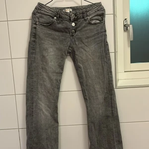 Grå jeans från Gina Tricot🩶 - Säljer ett par grå jeans från Gina Tricot i storlek 152. De har en klassisk femficksdesign och knappar framtill. Perfekta för vardagsbruk med en bekväm passform. Passar bra till både t-shirt och tröja. Hör av dig vid intresse!