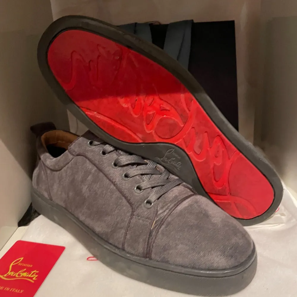 Säljer ett par snygga grå sneakers från Christian Louboutin i mycket bra skick. Skorna har en stilren design med snörning och den ikoniska röda sulan. Perfekta för både vardag och fest! Påse och dustbag fås med! . Skor.