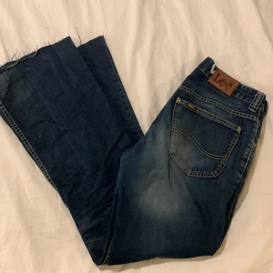 Bortvittring jeans från lee - Jätte fina jeans från le. Klippa ner till då dem var alldeles förlänga men dem passar jätte bra för tjejer 168 o neråt. Byxorna är i bra skick men har används flitigt 😭