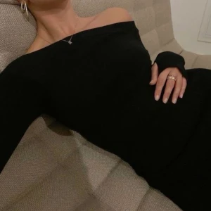 Asymmetrisk Klänning - Världens finaste & eleganta maxi klänning med liten öppning i ryggen! Nyköpt och oanvänd med prislapp, Säljer för att jag har dubbletter