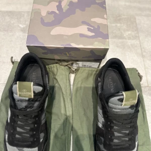 Valentino Rockrunner i camouflage - Säljer ett par valentino rockeunners. Använda i en månad. 9/10 skick. Man får med box, påsar för skorna och extra snören. Priset går att förhandla. 