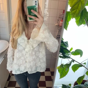 Fin blommig blus  - Super fin blommig vit blus från Zara. Köpt här på plick, super bra skick! Jag älskar den men den kommer tyvärr inte till användning🤍