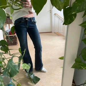 Mörkblå bootcut jeans - Säljer ett par snygga mörkblå bootcut jeans i mycket bra skick. Dem har knappar på bakfickorna och är från Gina Tricot Young. 💙