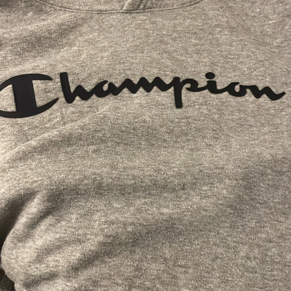 Säljer en riktigt skön grå hoodie från Champion i storlek X-Large. Den är supermjuk och perfekt för en chill dag Hoodien har en klassisk Champion-logga på bröstet och en bekväm passform. Perfekt för både vardag och chill. Säljer pga den är för liten. Hoodies.