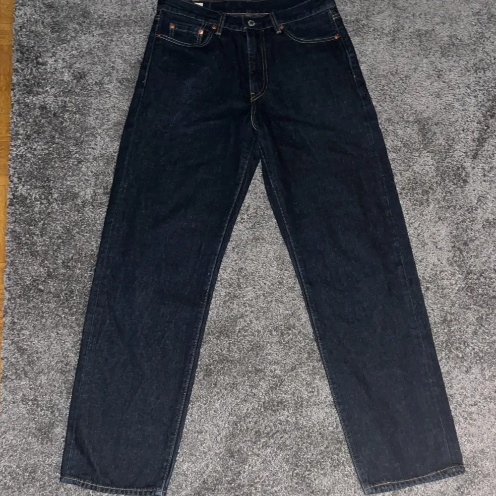 Säljer ett par klassiska svarta jeans från Levi's i mycket bra skick. De har en straight passform och är högmidjade, vilket ger en snygg och tidlös look. Perfekta för både vardag och fest! (Säljer dem är för små för mig). Jeans & Byxor.