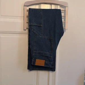 Blå jeans från Sofie Schnoor - Snygga blå jeans från Sofie Schnoor i klassisk stil. De har en normal passform, låg midja och raka ben. Fickor på ena benet och en knappstängning. Storlek 36. Använda ett fåtal gånger.