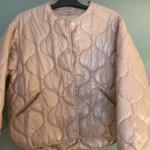Rosa quiltad jacka - Köpt förra året knappt använd