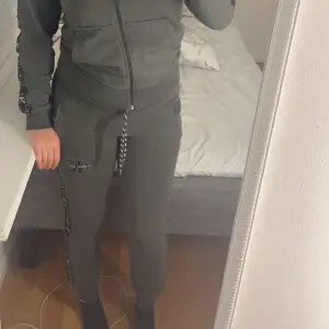 Säljer en snygg grön hoodie från Calvin Klein. Den har dragkedja framtill och långa ärmar med märkets logga längs ärmarna. Perfekt för en avslappnad stil eller träning. Superbekväm och i bra skick!