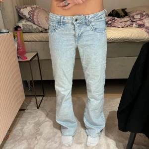Ljusblå jeans - Säljer ett par ljusblå jeans i bra skick. De är lågmidjade och är bootcut.