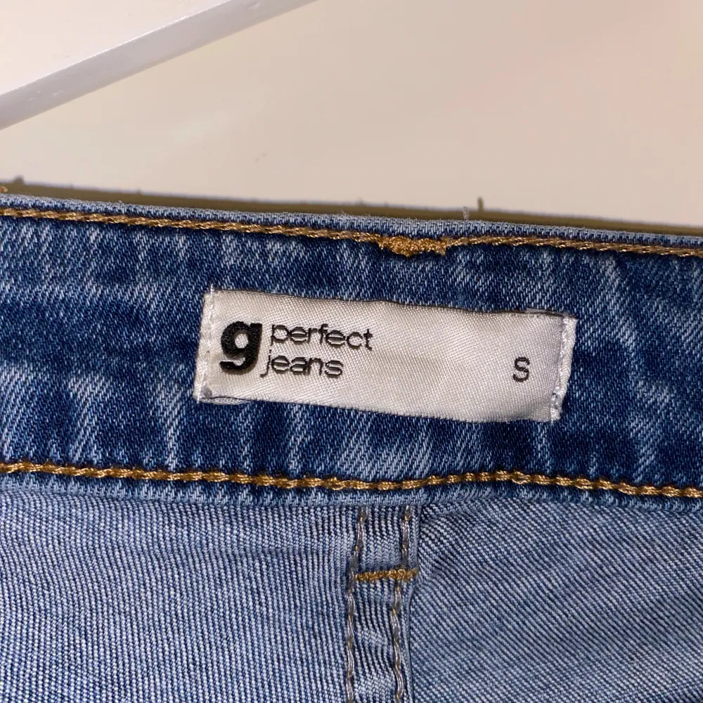 Säljer ett par snygga blå jeans från Perfect Jeans i storlek S. De har en klassisk femficksdesign och en bekväm passform. Säljer pga att jag inte använder de! Pris kan diskuteras.. Jeans & Byxor.