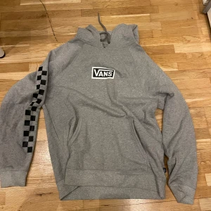 Vans hoodie - Säljer min Vans hoodie som inte används längre💯💯 Storlek L och inga defekter. Slriv om du vill ha fler bilder eller om du har frågor🙏🙏