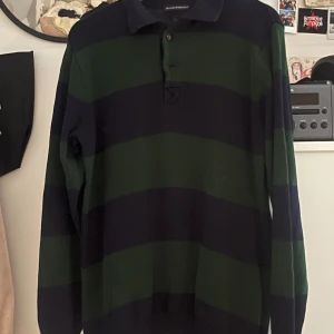 Blå grön randig tjock tröja  - Jättegullig randig tröja som e super mysig nu för vintern! Den är ganska lång på mig 