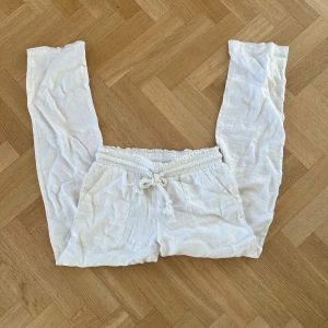Vita linnebyxor - Säljer ett par vita linnebyxor i loose fit. Fint skick! Köpta från Skagen Clothing, nypris 800kr. Säljer pga att de inte passar längre 💕