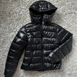 Lager 157 jacka glansig dunjacka  - Den super populära jackan från lager. Storlek xxs, men sitter mer som en xs. Svart.  Ny med prislapp. Köp sker via köp nu, jag postar inom 24h. Kvar tills markerad såld 