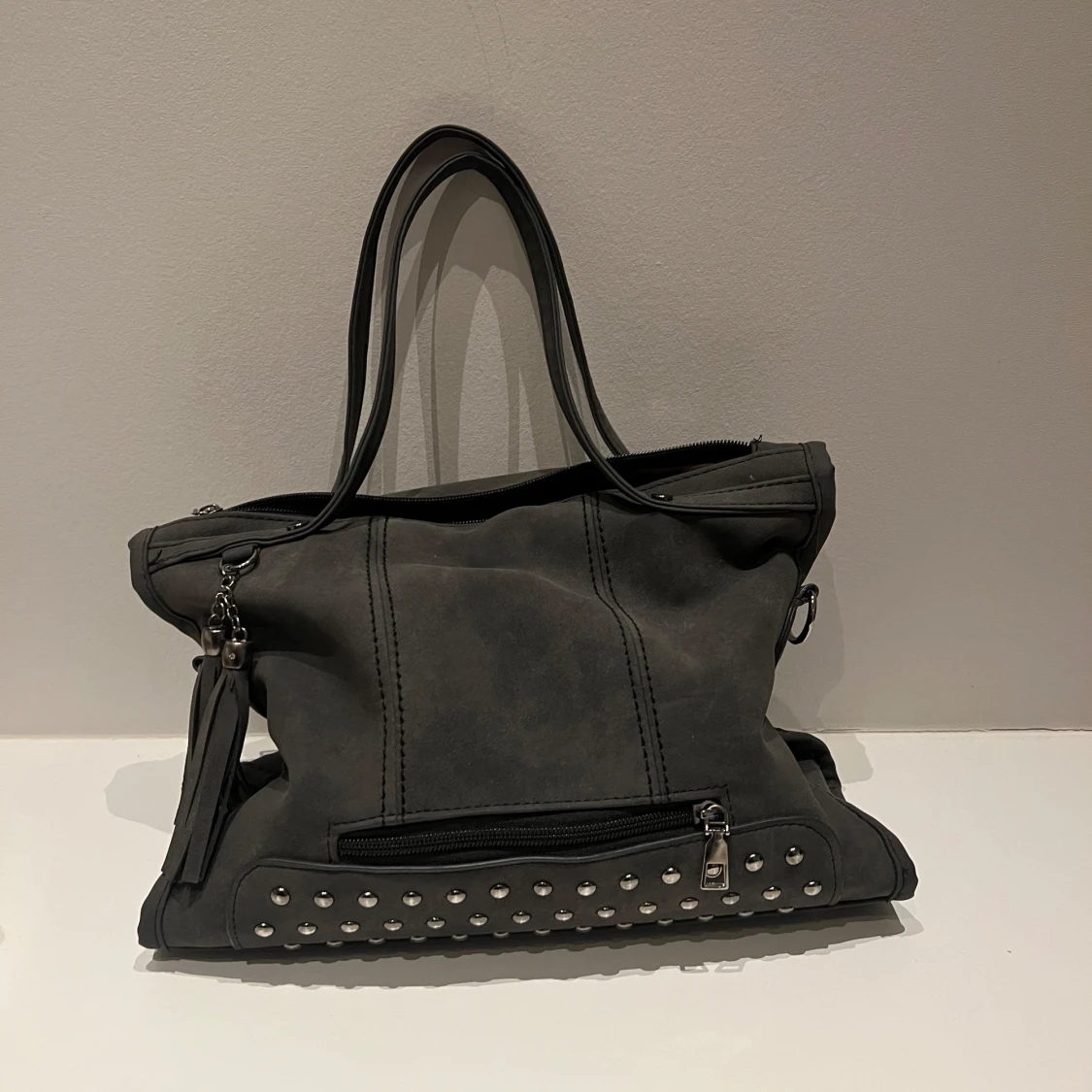 Grå väska med nitar