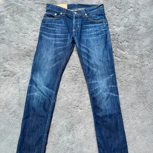 Blå jeansbyxor - Säljer ett par snygga blå donup jeans med snygg fade på jeansen. Har typ använt dom 3 gånger så det är i mycket bra skick/nya.
