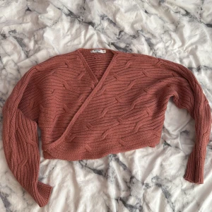 Rosa stickad omlottkofta - Säljer en rosa stickad omlottkoft från NAKD. Koftan är croppad och har långa ärmar! 💖