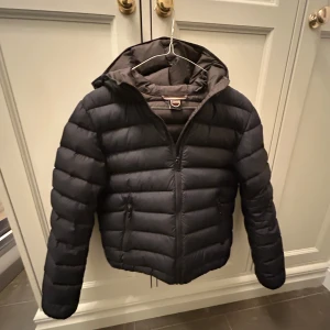 Mörkblå colmar jacka - Jättesnygg vinter colmarjacka i färgen mörkblå🎀❤️❤️ jag skulle gissa på att storleken är s-xs eftersom att den passar mig som har storlek s/xs ❤️❤️📦kontakta gärna för fler bilder. Jackan är använd ett fåtal gånger men har inga skador ❤️👐🏼👐🏼