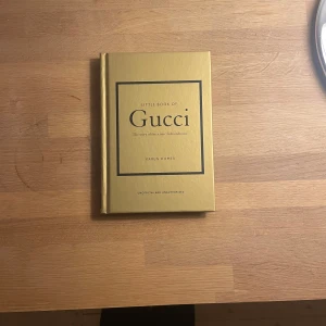 Prada och Gucci design böcker - Säljer dessa två designer böcker om historierna bakom märkena Gucci och Prada! Båda böckerna är även i nyskick💕💕💕Säljs för 120kr styck/200kr för båda🥰