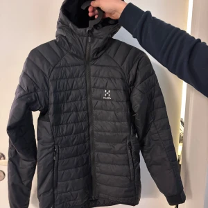 Haglöfsjacka - Säljer denna dunjacka ifrån haglöfs då den är för liten för mig. Mycket fint skick och inte använd många gånger alls. Köpare står för frakt 🤗